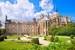 Veduta panoramica della cattedrale di Reims, Francia. Chiamata anche "cattedrale degli angeli" per via delle belle statue di angeli che la decorano, questo sontuoso luogo di culto ...