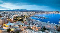 Veduta panoramica della città costiera di Aguilas, Spagna. La sua tradizione marinara si combina con una vasta offerta turistica che trova nel lungo litorale una delle principali attrattive.
 ...