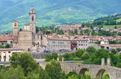 Veduta panoramica della città di Bobbio, Piacenza, Emilia Romagna. Questa località è una nota meta turistica per il suo passato di arte e cultura.



