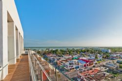 Veduta panoramica della città di Chetumal, Messico, in una giornata con il cielo limpido. Chetumal è un importante porto nonchè ingresso principale del Messico con il vicino ...