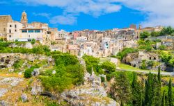 Veduta panoramica della città di Gravina in Puglia, provincia di Bari. Questa località sorge su un terreno calcareo fra il pre-Appennino lucano e la Murgia a un'altitudine ...