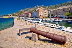 Veduta panoramica della città di Karlobag sul canale del Velebit, Croazia. La cittadina di Carlopago (il nome italiano) si trova in una posizione invidiabile fra la costa del Quarnero ...