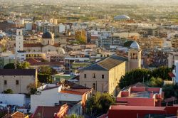 Veduta panoramica della città di Milazzo, provincia di Messina, Sicilia. Cittadina di origine antica, Milazzo si presenta come una città settecentesca, disposta in pianura e affacciata ...