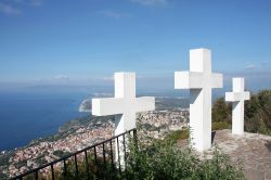 Veduta panoramica della città di Palmi dal monte Sant'Elia, Calabria. Questa montagna viene definita "il balcone del Tirreno". E' il crinale costiero del massiccio dell'Aspromonte ...