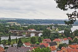 Veduta panoramica della città di Pirna con il ponte sul fiume Pirna, Germania.

