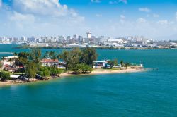 Veduta panoramica della città di San Juan, Porto Rico. San Juan è bagnata a nord dalle acque dell'Oceano Atlantico.



