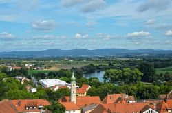 Veduta panoramica della città di Straubing, Germania. Venne fondata nel 1218 dal duca Ludwig der Kelheimer: oggi conta più di 40 mila abitanti, splendidi monumenti e chiese che ...