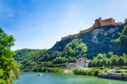 Veduta panoramica della cittadella di Besancon (Francia) e del fiume Doubs.

