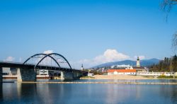 Veduta panoramica della cittadina di Deggendorf con il ponte sul Danubio, Germania.

