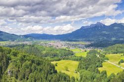 Veduta panoramica della cittadina di Reutte con le Alpi sullo sfondo, Tirolo (Austria).

