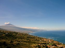 Veduta panoramica della costa settentrionale dell'isola di Tenerife da El Sauzal. Siamo nell'arcipelago delle Canarie.