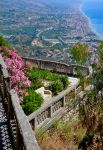 Veduta panoramica della costa di Forza d'Agrò da una terrazza medievale (Sicilia).



