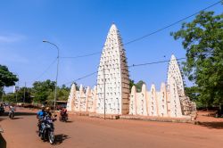 Veduta panoramica della Grande Moschea di Bobo Dioulasso, nei pressi di Ouagadougou, Burkina Faso. Costruita nel 1880, è fatta di fango in tipico stile sudanese - © Dave Primov / ...