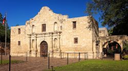 Veduta panoramica della missione Alamo a San Antonio, Texas (Stati Uniti d'America).

