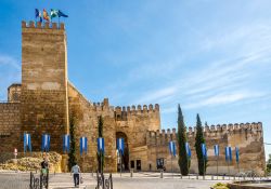 Veduta panoramica della Porta di Siviglia a Carmona, Spagna. E' una delle porte romane più importanti di tutta la Spagna ed è parte integrante delle mura che circondavano la ...