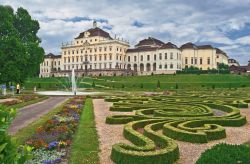 Veduta panoramica della Residenza di Ludwigsburg con i giardini barocchi (Germania) - © clearlens / Shutterstock.com