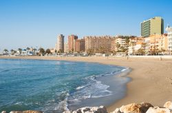 Veduta panoramica della spiaggia di Fuengirola con edifici e palazzi sullo sfondo, Malaga - © jultud / Shutterstock.com
