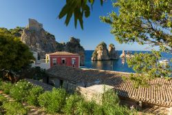 Veduta panoramica della Tonnara di Scopello, provincia di Trapani (Sicilia). Fra le più antiche di tutta l'isola, questa tonnara è caratterizzata da fabbricati che risalgono ...