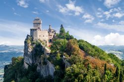 Veduta panoramica della Torre Fratta a San Marino. Utilizzata già in epoca romana come torre d'avvistamento, questa torre, nota anche come Cesta, dal 1956 è sede del Museo ...