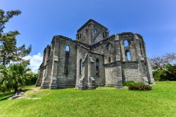 Veduta panoramica della Unfinished Church a St. George's, arcipelago delle Bermuda. Le sue rovine sono monumento storico protetto e rientrano fra i patrimoni Unesco.



