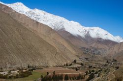 Veduta panoramica della valle dalla cima delle montagne a Pisco Elqui, Cile.



