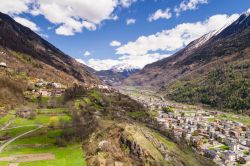 Veduta panoramica della Valtellina (Lombardia) con i villaggi di Grosio, Grossotto e Sondalo.
