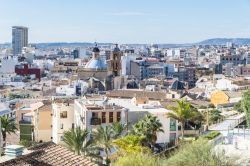 Veduta panoramica dell'antica città di Alicante, Spagna. Nel 237 a.C. il generale cartaginese Amilcare Barca fortificò il colle su cui poi i musulmani costruirono il celebre ...