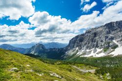 Veduta panoramica delle Alpi in estate, Hermagor, Austria. Incastonata nella bassa Gaital, questa graziosa località si trova a breve distanza dal confine italiano.


