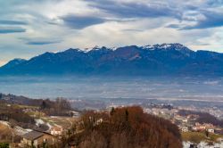 Veduta panoramica delle montagne di Belluno dal castello di Zumelle a Mel, Veneto.

