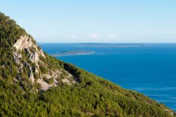 Veduta panoramica delle montagne e del mare dalla città di Lubenice, isola di Cres, Croazia.

