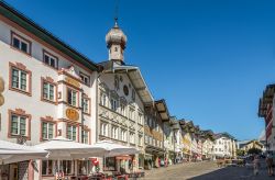 Veduta panoramica delle strade di Bad Tolz, Germania. La città è conosciuta per essere un importante centro termale, per il centro storico medievale e per la spettacolare vista ...