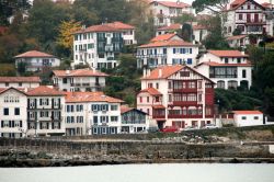 Veduta panoramica delle tipiche case basche sulla costa atlantica di Saint-Jean-de-Luz, Francia.

