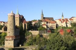 Veduta panoramica delle torri di Bautzen, Alta Lusazia, Germania, in una bella giornata di sole.

