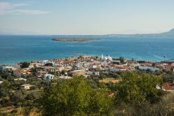 Veduta panoramica dell'isola di Angistri, Grecia. Il suo nome significa "amo da pesca" per via della sua particolare forma: assomiglia infatti a un amo ricurvo nel mezzo del golfo ...