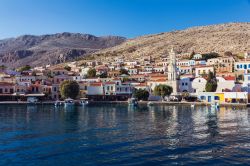 Veduta panoramica dell'isola di Chalki, Grecia. L'isola ha forma stretta e allungata e un aspetto suggestivo.
