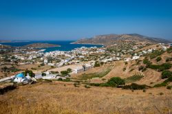 Veduta panoramica dell'isola di Lipsi, Dodecaneso, Grecia. Il suo territorio è fatto di colline che non superano i 277 metri di altezza.
