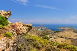 Veduta panoramica dell'isola di Patmos e della costa mediterranea, Dodecaneso (Grecia).

