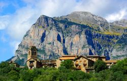 Veduta panoramica di Ainsa, provincia di Huesca, Spagna. A fare da cornice a questa cittadina ci sono i monti dei parchi naturali d'Ordesa, di Posets Maladeta e della Sierra de Guara.
