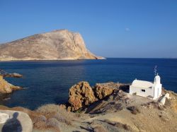 Veduta panoramica di Anafi, Grecia, con la costa e una chiesetta - © Kostas Koutsaftikis / Shutterstock.com 