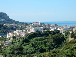 Veduta panoramica di Bacoli dal castello Aragonese di Baia, Campania. Situato sul golfo di Pozzuoli, questo paese venne fondato dagli antichi romani che lo chiamarono Bauli. Ancora oggi si conservano ...