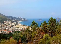 Veduta panoramica di Bergeggi con l'omonimo isolotto sullo sfondo, provincia di Savona, Liguria.


