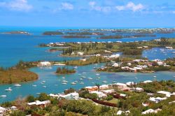 Una veduta panoramica di Bermuda dall'alto. Questo territorio d'oltremare britannico è costituito da un arcipelago di circa 300 isole e isolotti di cui solo una ventina abitati.
 ...