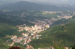 Veduta panoramica di Campomorone in Liguria. La cittadina si trova alle porte di Genova, appena a nord del Capoluogo - © Daffra Francesco, CC BY-SA 3.0, Wikipedia