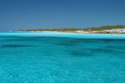 Veduta panoramica di Cat Island da una barca, Bahamas. L'isola ha fondato le sue fortune economiche sulle piantagioni di cotone.



