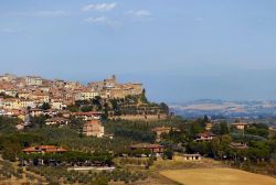 Veduta panoramica di Chianciano Terme, Toscana. Questo paesino della provincia di Siena si trova nella zona sud-orientale della Toscana, vicino al confine con l'Umbria - © 150353501 ...