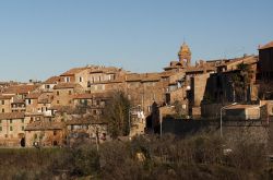 Veduta panoramica di Città della Pieve, provincia di Perugia, Umbria. Situata su un colle a circa 508 metri di altezza sul livello del mare, questa cittadina domina la Val di Chiana.

 ...