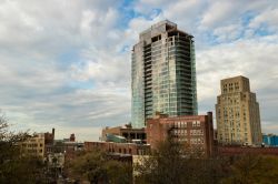 Veduta panoramica di Durham con l'Hill Building, ora 21c Museum Hotel, e il One City Center, Carolina del Nord - © Kate Scott / Shutterstock.com