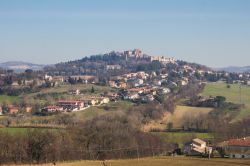 Veduta panoramica di Gradara, Italia. Questa bella località della provincia di Pesaro e Urbino sorge in un territorio ricco di uliveti e vigneti. A farle da cornice è l'entroterra ...