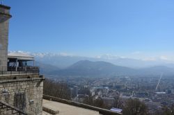 Veduta panoramica di Grenoble dalla Bastille, Francia. Sullo sfondo, la cima delle montagne innevate. 

