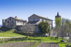 Veduta panoramica di Hum, entroterra istriano, Croazia; è famosa per essere interamente costruita in pietra, sia gli edifici civili che quello religioso - © Ivan Smuk / Shutterstock.com ...